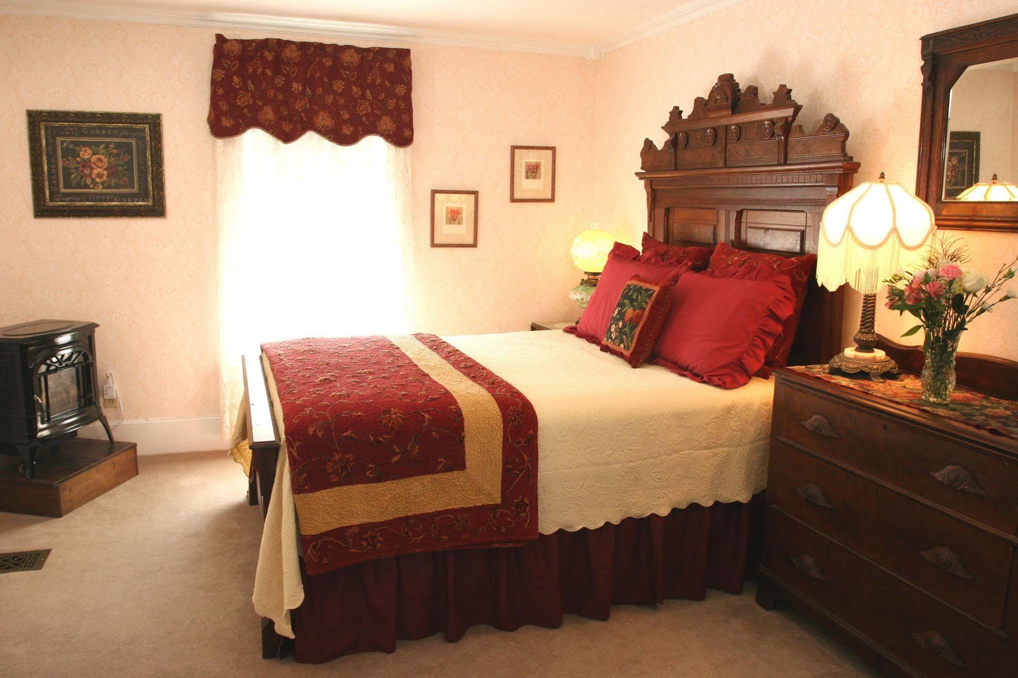 Isaiah Jones Homestead Bed And Breakfast Sandwich Exterior photo